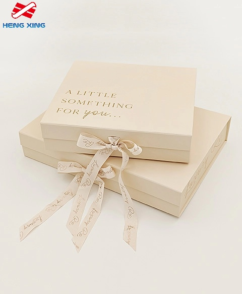 자석 뚜껑이 있는 선물 상자